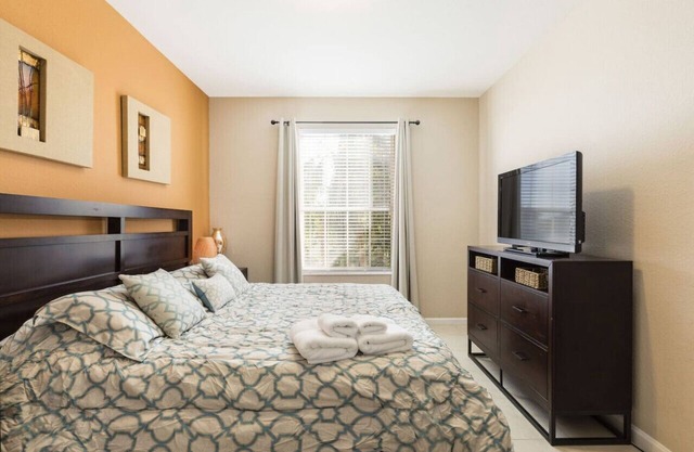 2BR Condo 5m to Convention Center, ICON Park & Universal