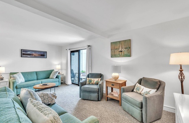 2BR condo walk to Coligny