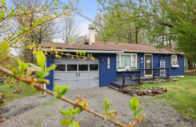 2BR Cottage with Hot Tub