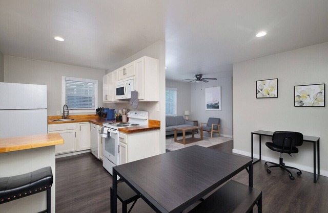 2BR Downtown Flat Insurance & Relocation Housing Fast Wi-Fi 30+ 30+ days
