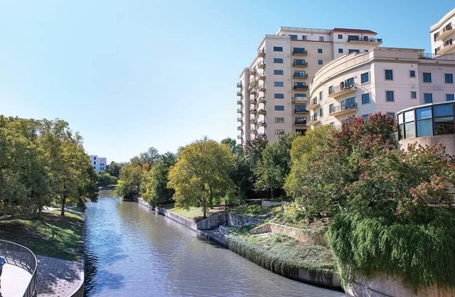 2br DX Condo w/Downtown Skyline Views & River Walk!