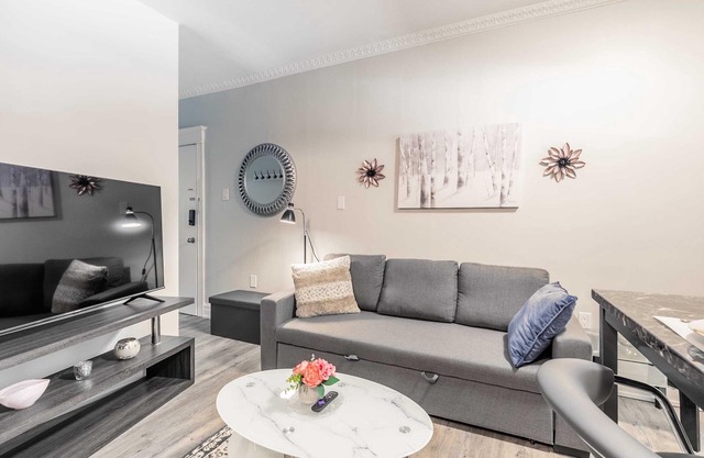 2BR King Apt - Netflix Included!