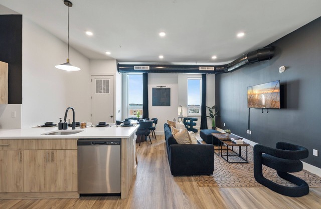 2BR, King Bd, Free Prkn, Gym, NYC View, 8min Train