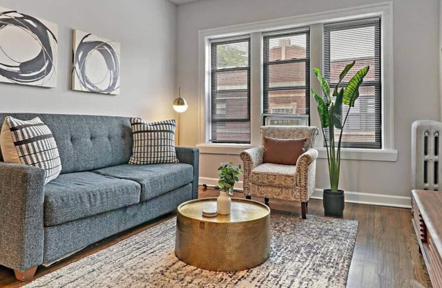 2BR Lively & Chic Apartment close to Shops