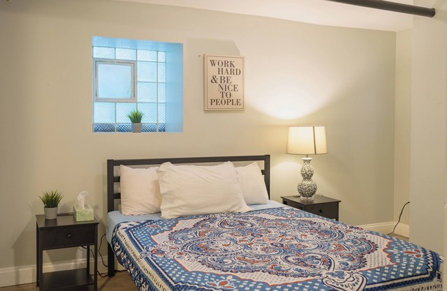 2BR Modern APT Near University of Chicago & Dining