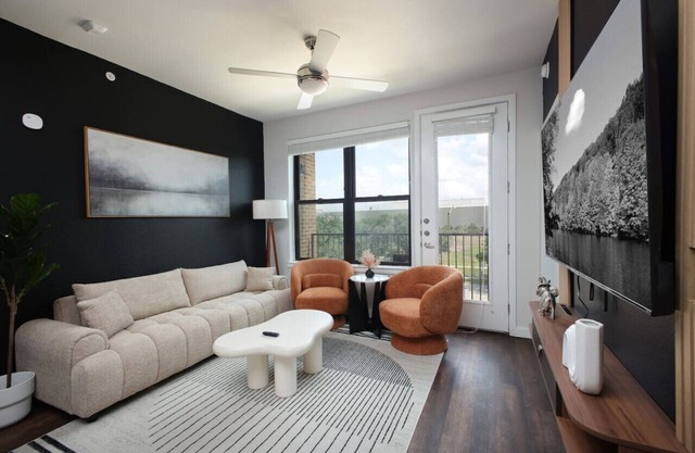 2BR Oasis w/Gym, Parking Near Rvrwalk &Dome