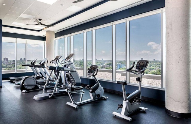 2BR Oasis w/Gym & Terrace, Near Hintonburg!