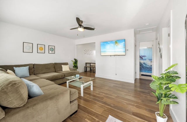 2BR on Swinton - 1 Mile to Beach, 1 Block to Ave