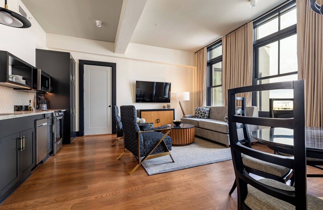 2BR Perfect Getaway in Iconic Downtown | The Mayfair