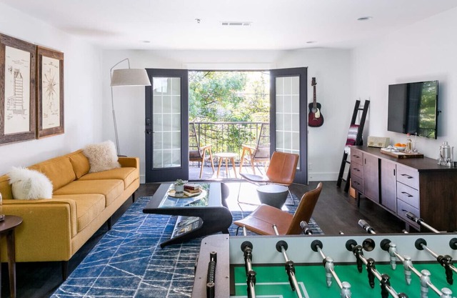 2BR Premium Suite: DT Nash, Full Kitchen & Living