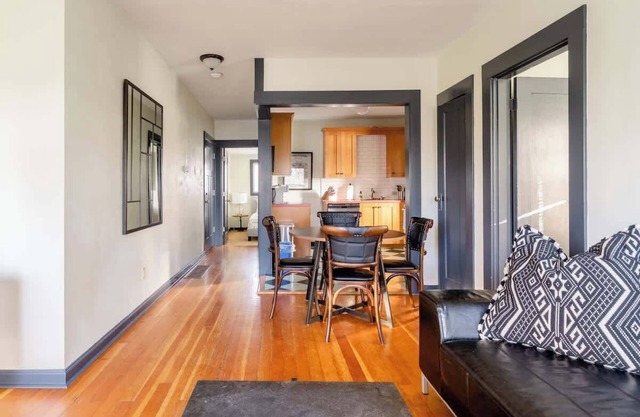 2BR Sleeps 6 Perfect Location for Foodies