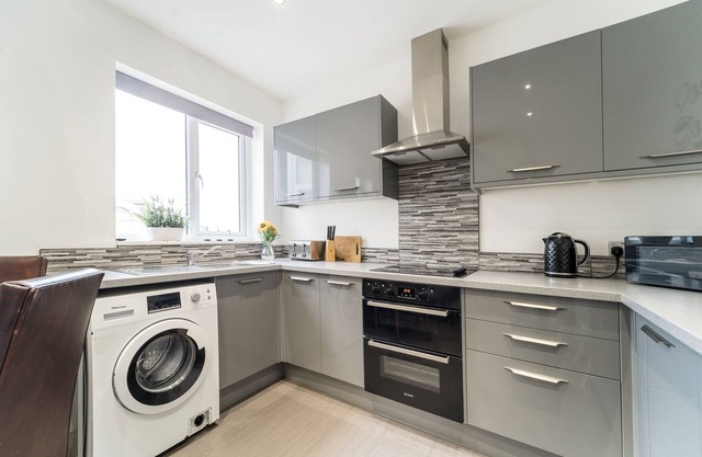 2br-sleeps5-privategarden-freeparking-pets