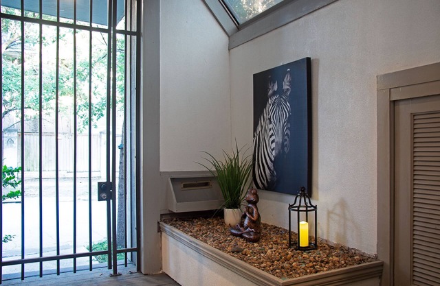 ✨2BR Stunning Montrose Space! ✨ A Foodie's Dream Loc ⭐️⭐️⭐️⭐️⭐️