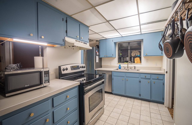 2br Townhome near I-75 with 50in TVs, Comfy Beds & Backyard