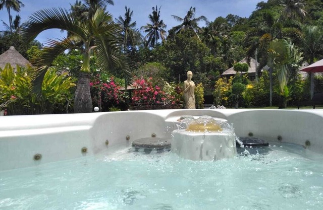 2BR Villa Paradise with swimming pool and jacuzzi near the beach of Senggigi.