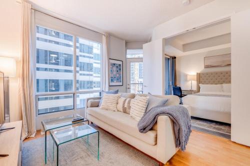 2BR Yorkville Condo - Self Check In & Free Parking