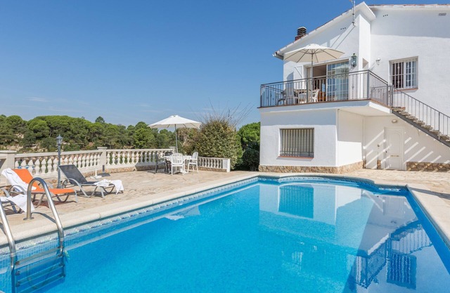 2MARI01 - 6 bedroom house with private swimming pool in a quiet location