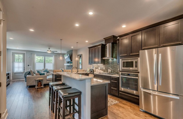 2mi to Broadway Luxury Spacious Home -Backyard-Outdoor Dining-Firepit & Grill