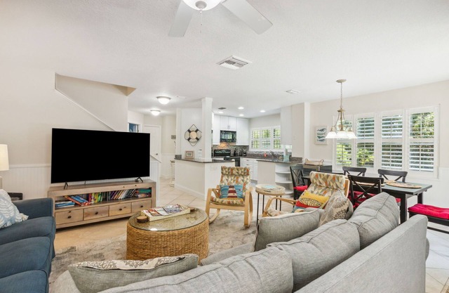 2min walk to beach! Dog Friendly! Pool View. Close to The Ritz Carlton!