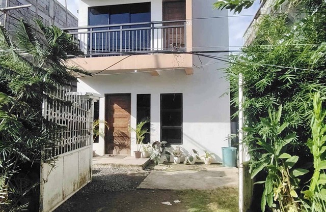 2mins from Roxas Airport,2mins ride to beach, 3mins to SM,10mins to Culasi Port