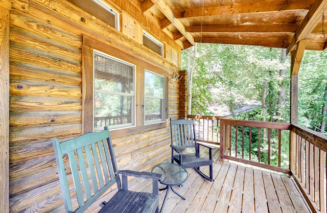 2nd-floor cabin with outdoor pool, tennis, golf, kitchenette, deck, streaming