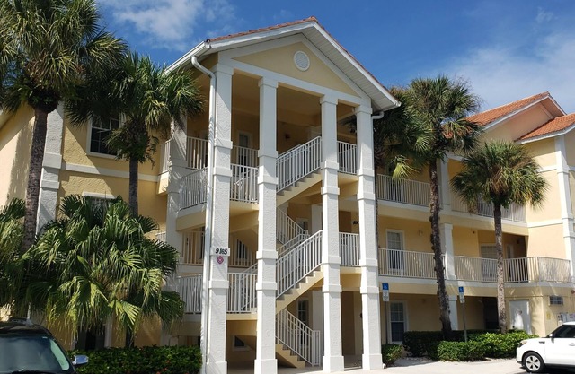 2nd floor condo at Coral Falls in Lely Minutes from Marco Island & Naples beach!