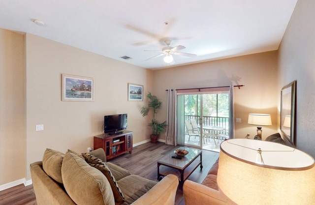 2nd floor condo w/pools, restaurant, balcony, tennis court, basketball court