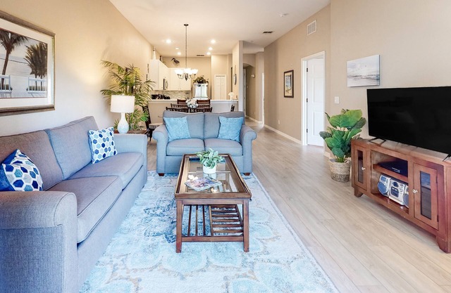 2nd floor end condo near Disney w/balcony, sauna, shared pools, tennis court
