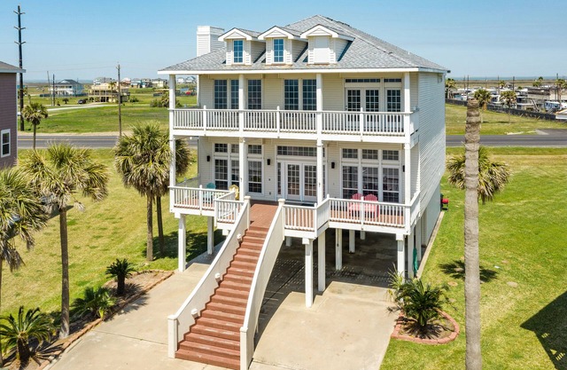 2nd row Gulf Views, Open Floor Plan, 2 Decks & Dog Friendly in Indian Beach