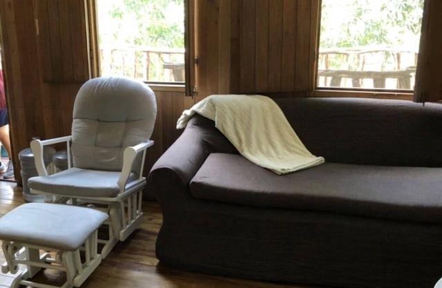 2nd story. Secluded. deck. 90 acres. Bus at gate. Coconuts. Birds. Grill. Hike
