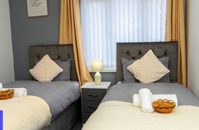 2ndHomeStays - Dudley, Ideal for Contractors, Sleeps 12, Parking for 3 Vans