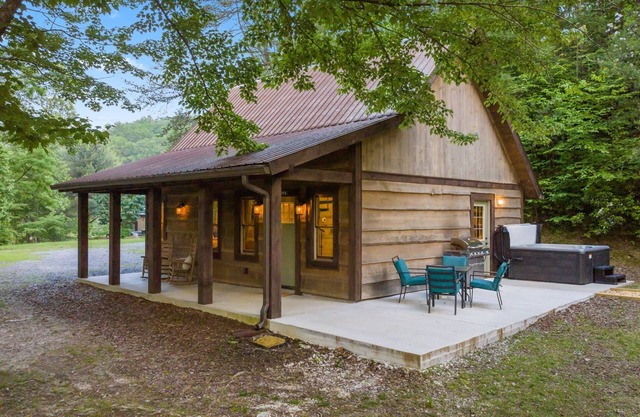 2PM Check In! 5min drive to Downtown Blue Ridge! Hot Tub! Modern/Rustic Cabin!