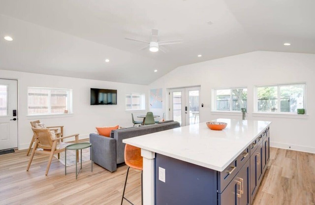 3/2 Modern Escape, hot tub, Blanco river/pool