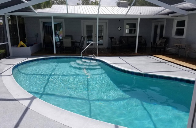 3/2 Waterfront Oasis w/Heated Pool & Tiki Bar-Kayaks-close to springs.