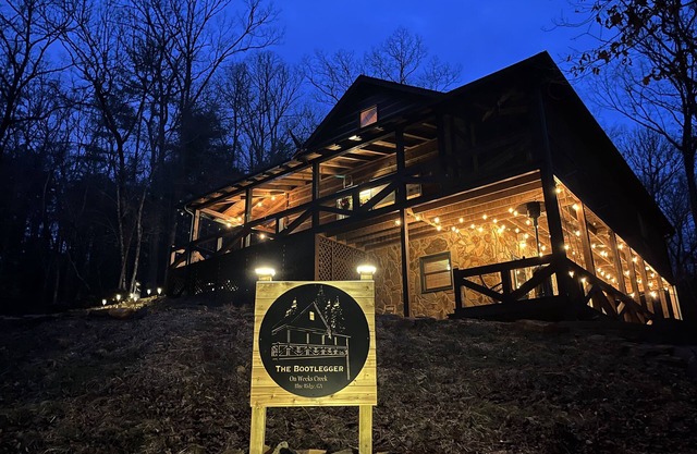 3/3 Sleeps 8, HotTub, Game Room, Fire Pit! Putting Green! Unbeatable Location!