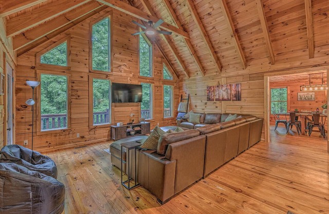 3 Acre Log Cabin Hot Tub Creek Firepit Gameroom Chalet