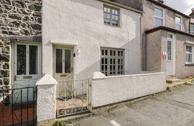 3 ALMA TERRACE, pet friendly, with a garden in Llanfairfechan