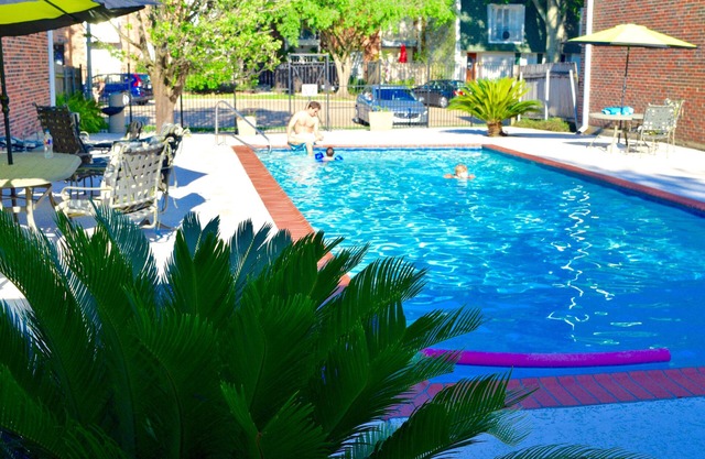 3 B/R, 2- 1/2 bath, community pool. 6.4 miles to downtown N,O. 30 night min.