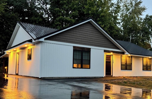3 BD/2 BATH RIVERVIEW with HOT TUB
