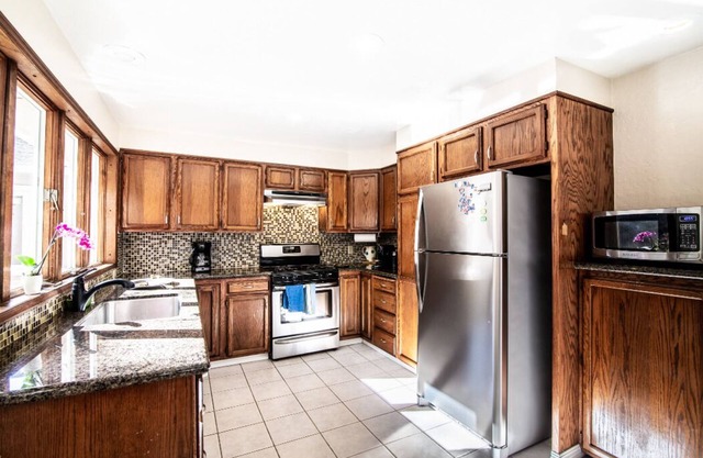 3+Bdr, 2.5 bath w/extra space for remote work. Oakland Hills
