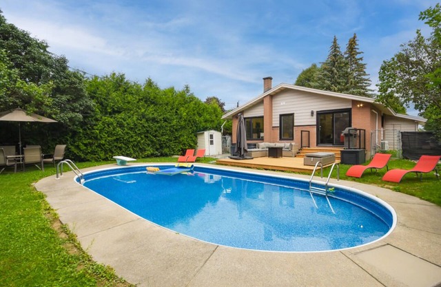 3 bdrm, 3 bath - Executive Apt w/Outdoor Pool - Nepean