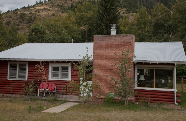 3 bdrm house, fenced yard, Minutes from Monarch Ski; Salida Dining and Shoppi