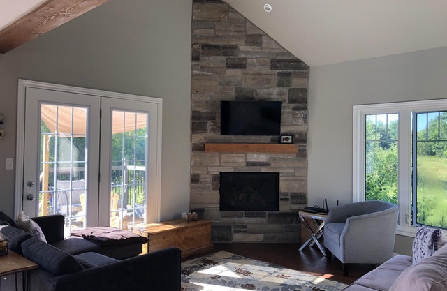 3 Bdrm Lakefront Cottage with Hot Tub In Blue Mountain