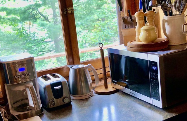 3- Bdrm Lakeside Log Cottage-Gooderham Lake, Haliburton
