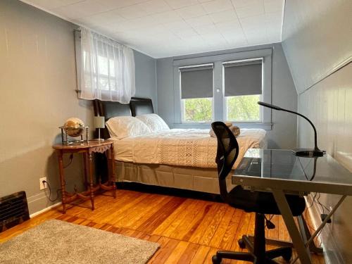 3 bdrm Niagara Falls Home Air Conditioning Hot Tub Parking