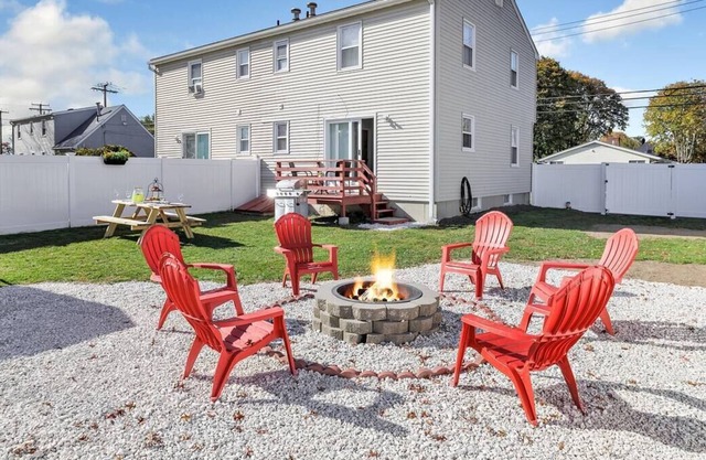 3 Bed/1.5 Bath Townhome with Fully-Fenced Yard: picnic table, firepit, grill...