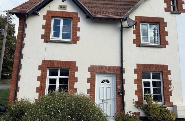 3 Bed 150 yr old Cottage close to Otter Valley Nature reserve 2 miles from Sea