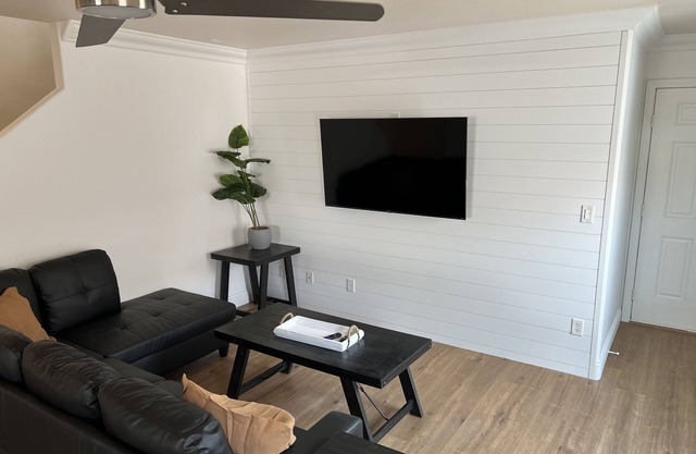 3 Bed 2.5 Bath House Getaway 15 minutes to Strip