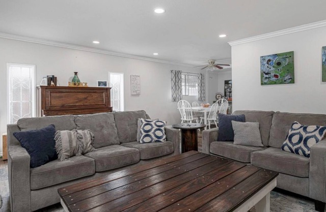 3 Bed 2 Bath Beautiful Home - 10 Mins from the Beach!