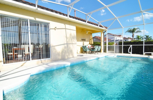 3 bed/2 bath home, large private pool, fun games room, 8 miles to Disney World!